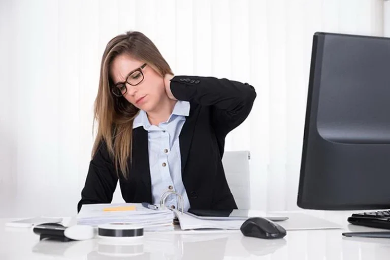 Упражнения прямо на работе: как размять тело, если сидишь весь день